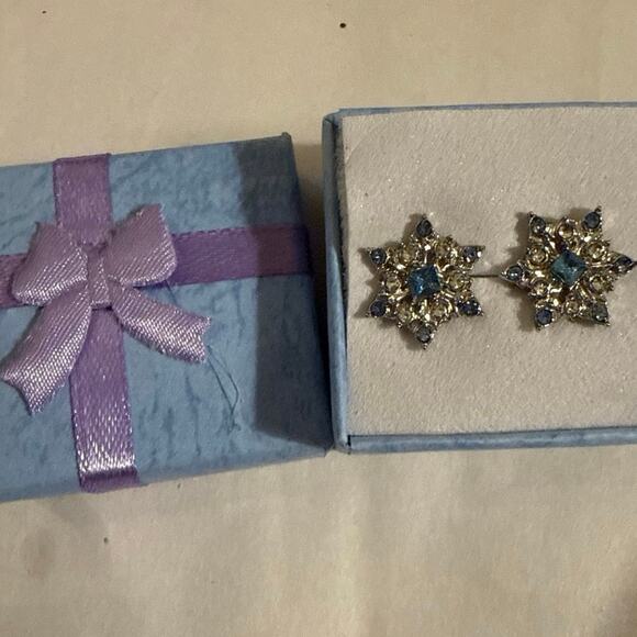 NWT Blue and Silvertone Stud Snowflake Earrings 9/16 inches long - Picture 1 of 3